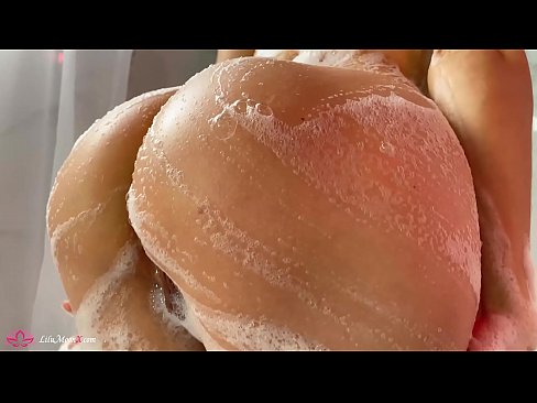 ❤️ Brunette o ipholla litho tsa botona kapa botšehali ho li khotsofatsa Pussy e nang le Vibrator ho ea ho Intense Orgasm in Shower ️ ❌